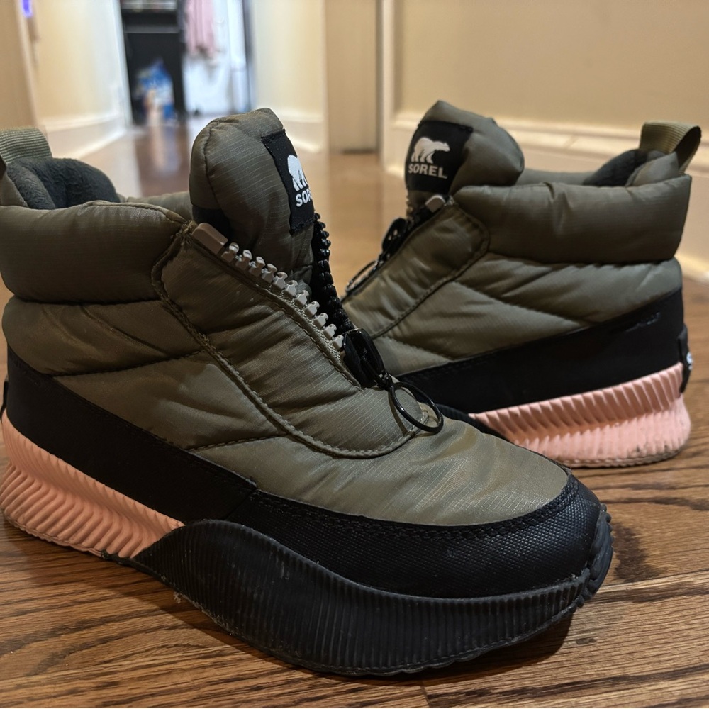 Sorel Olive and Black Quilted Boots